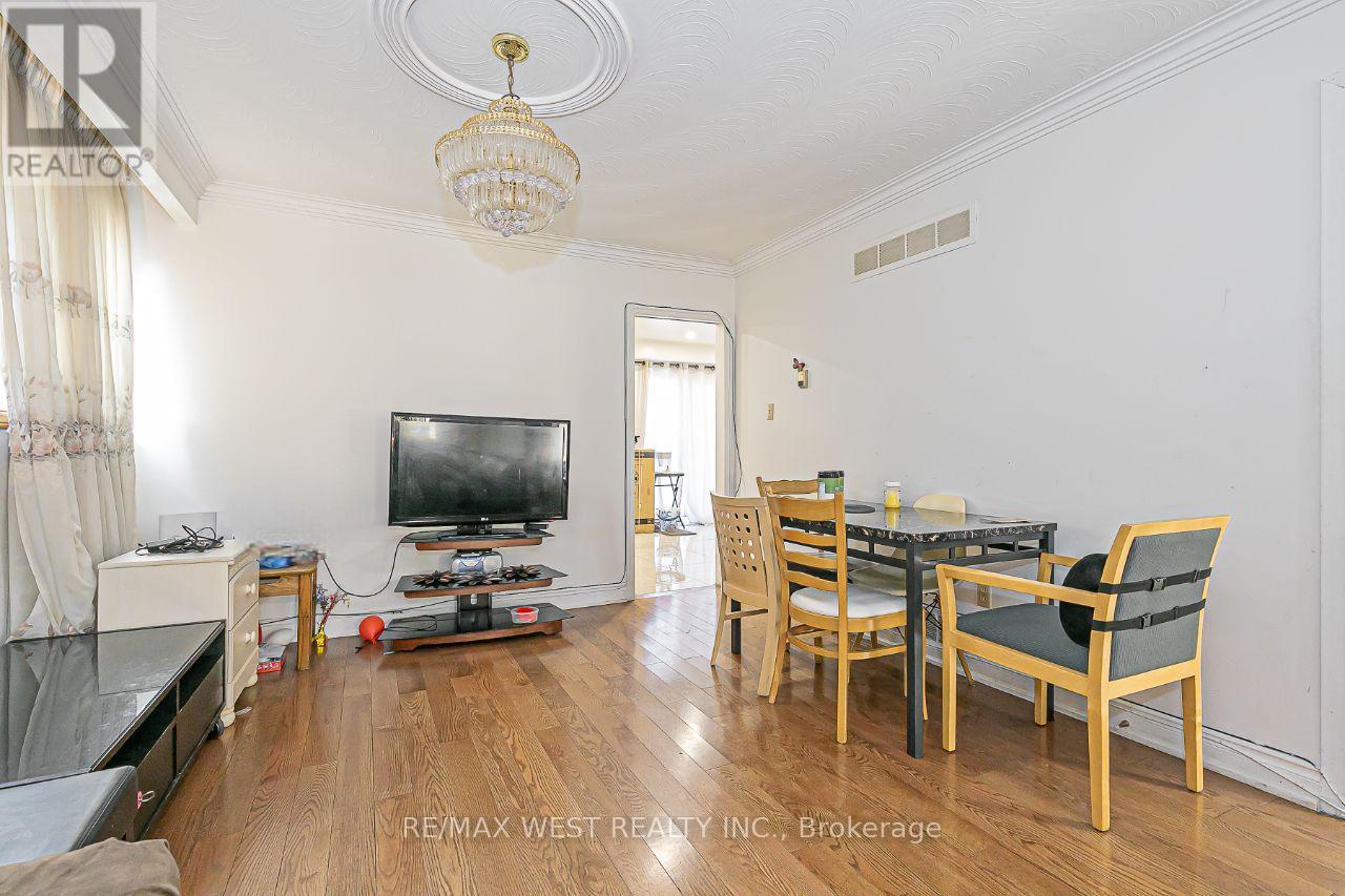 Photo 17 of 99 Fairglen Avenue, Toronto ON