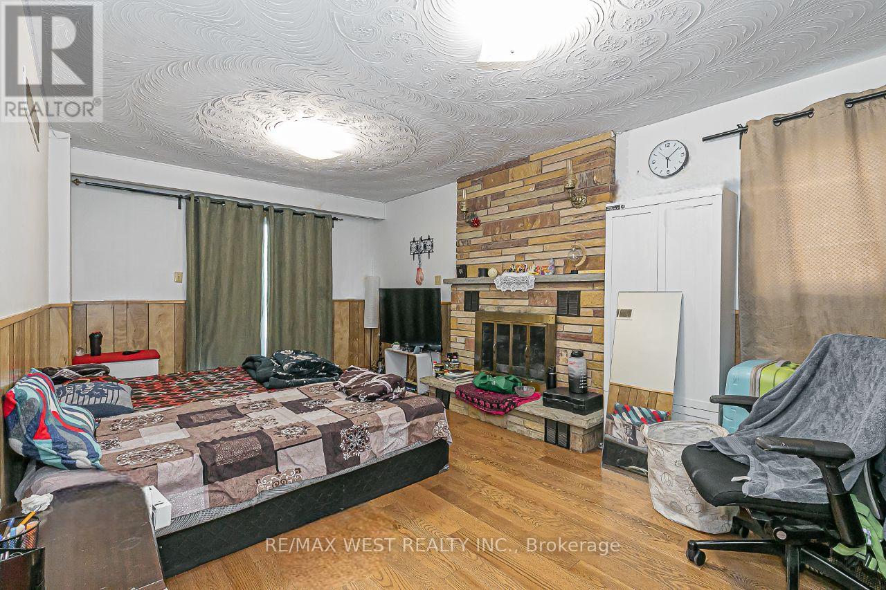 Photo 11 of 99 Fairglen Avenue, Toronto ON