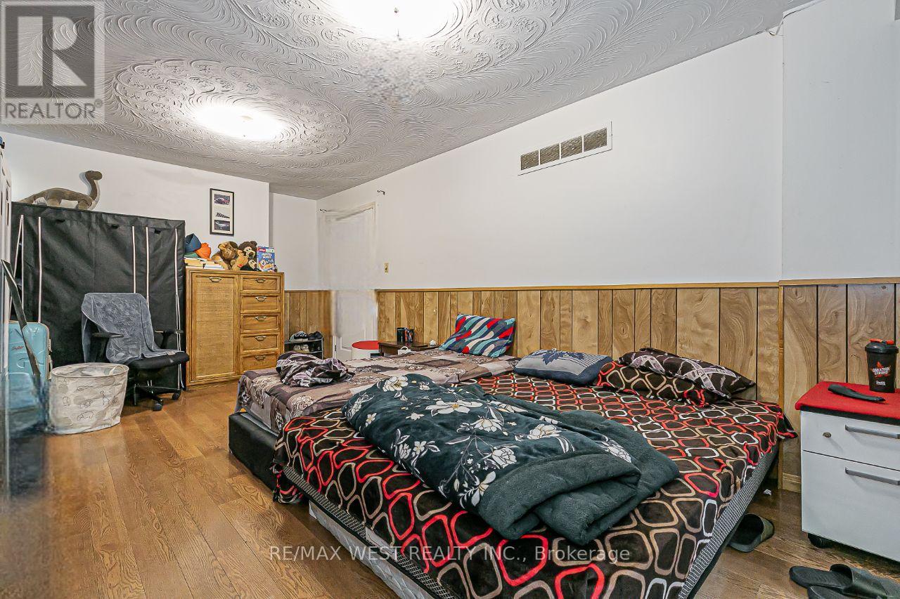 Photo 7 of 99 Fairglen Avenue, Toronto ON