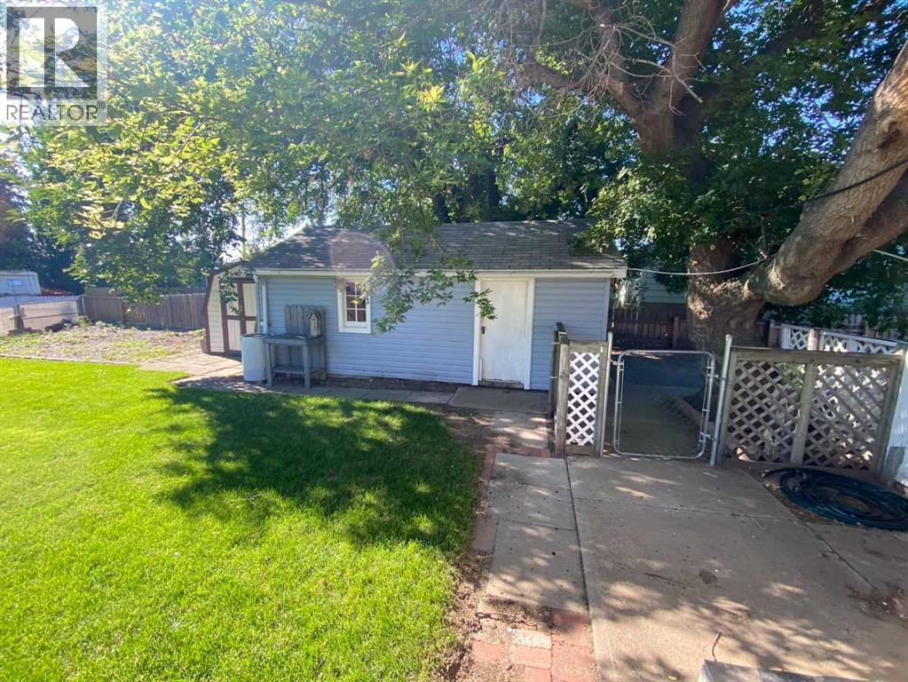 Photo 11 of 5813 54 Street, Taber AB