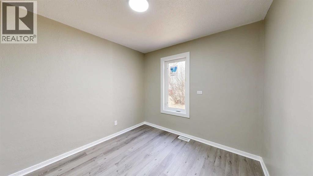 Single Family House Bungalow for Sale in   Avenue Rosedale Stettler 