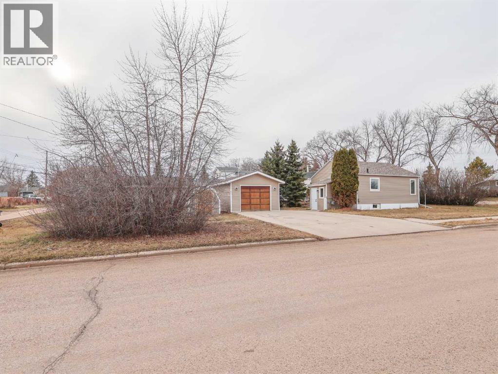 Single Family House Bungalow for Sale in   Avenue Rosedale Stettler 