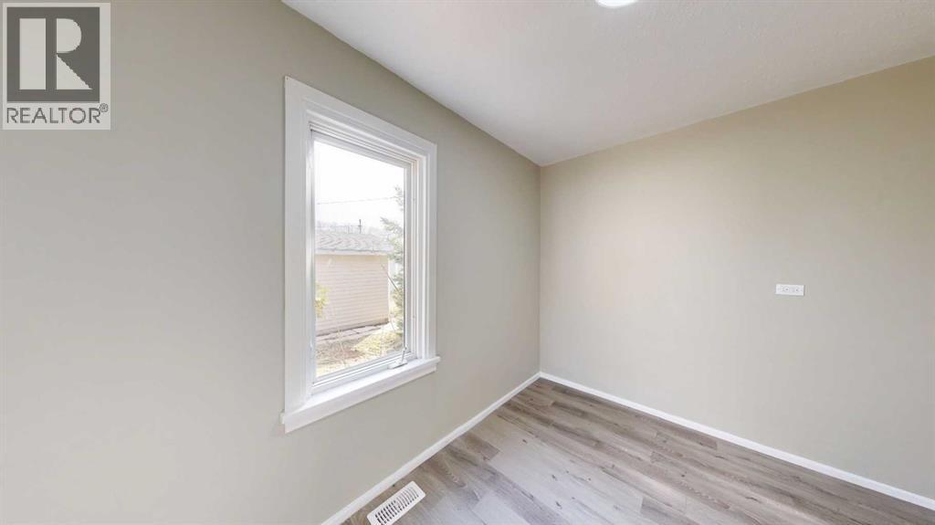 Single Family House Bungalow for Sale in   Avenue Rosedale Stettler 