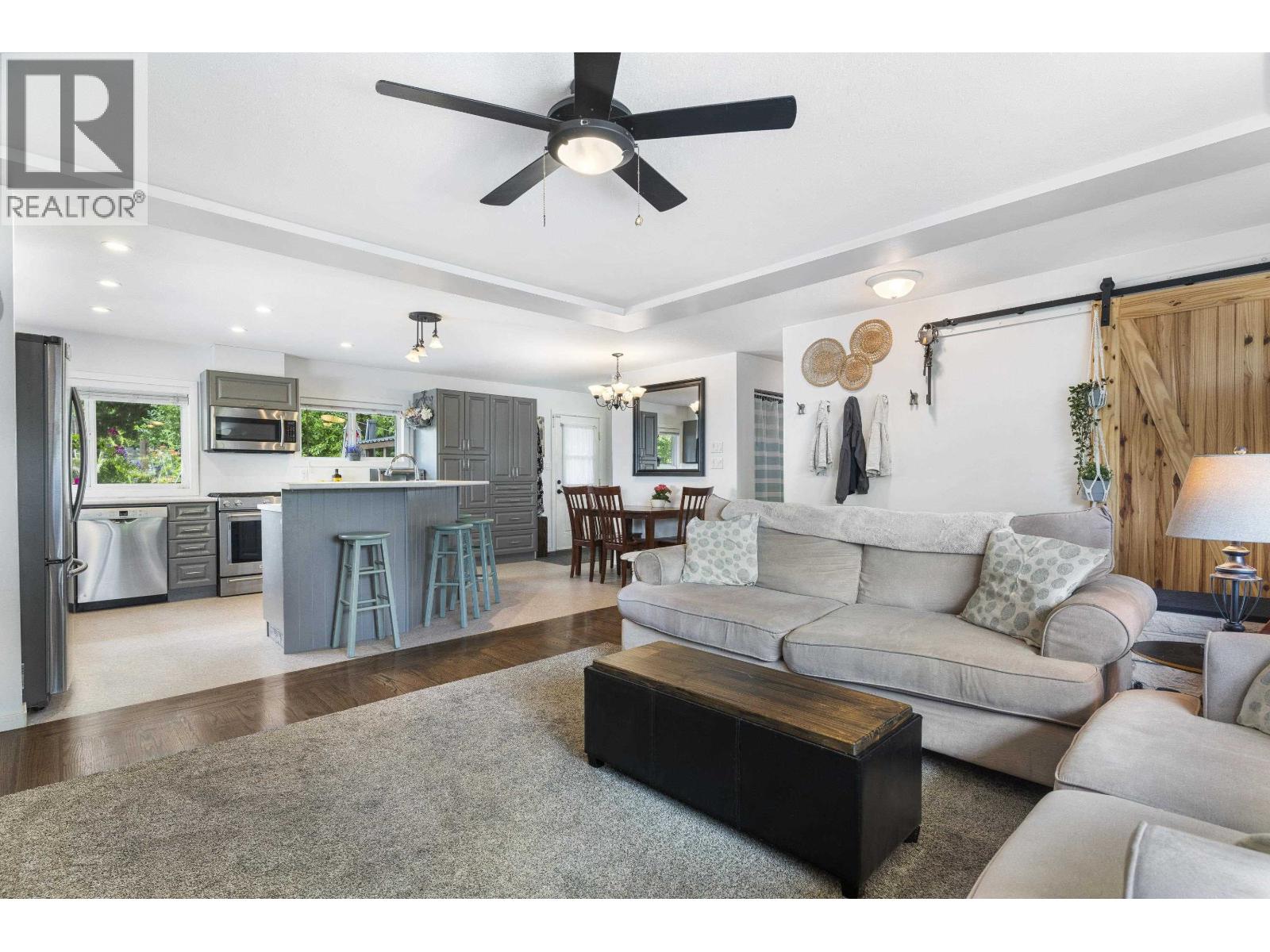 Photo 5 of 2850 Coast Meridian Road, Port Coquitlam BC