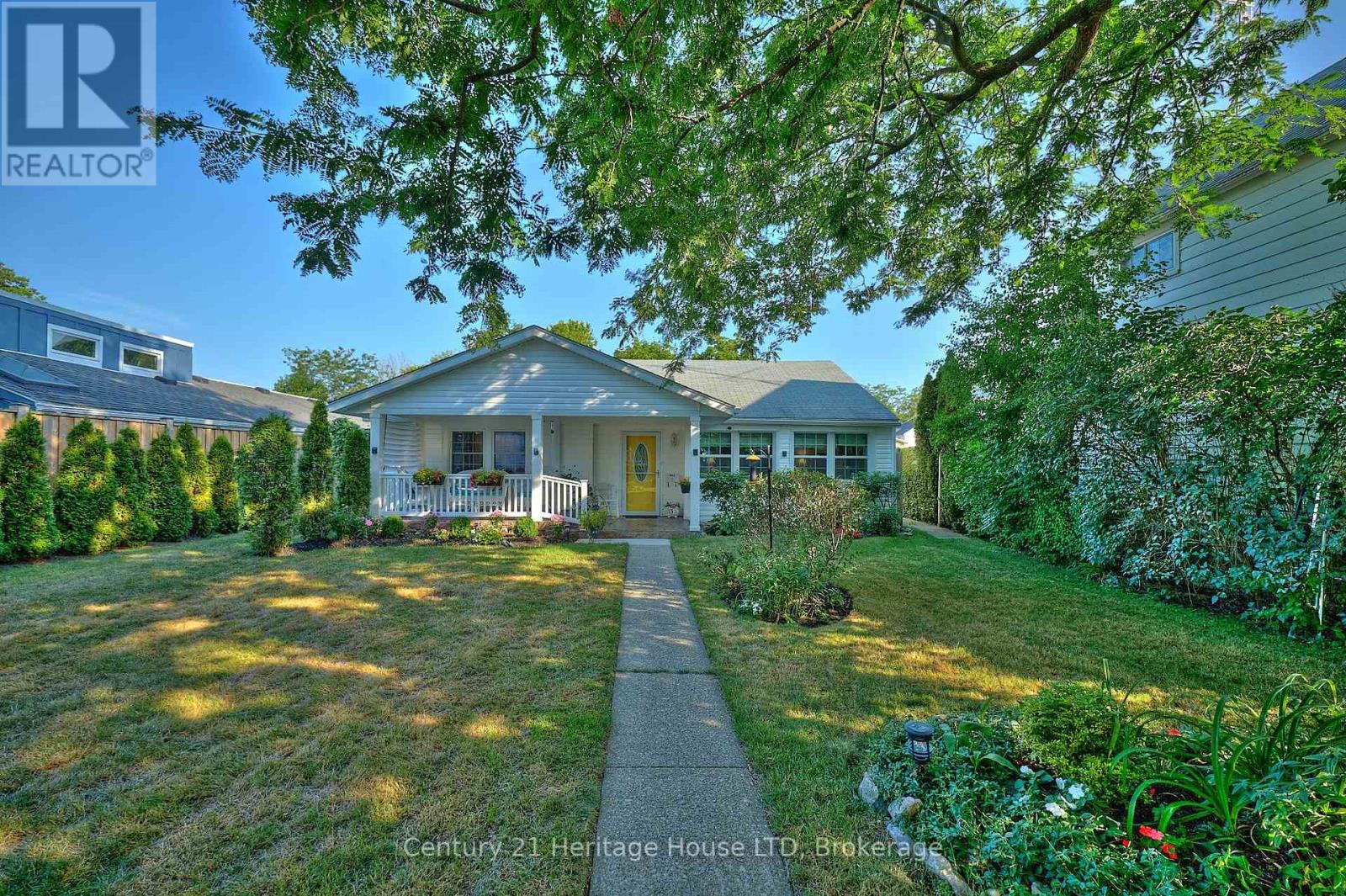Photo 2 of 662 Lakeshore Road W, Fort Erie ON