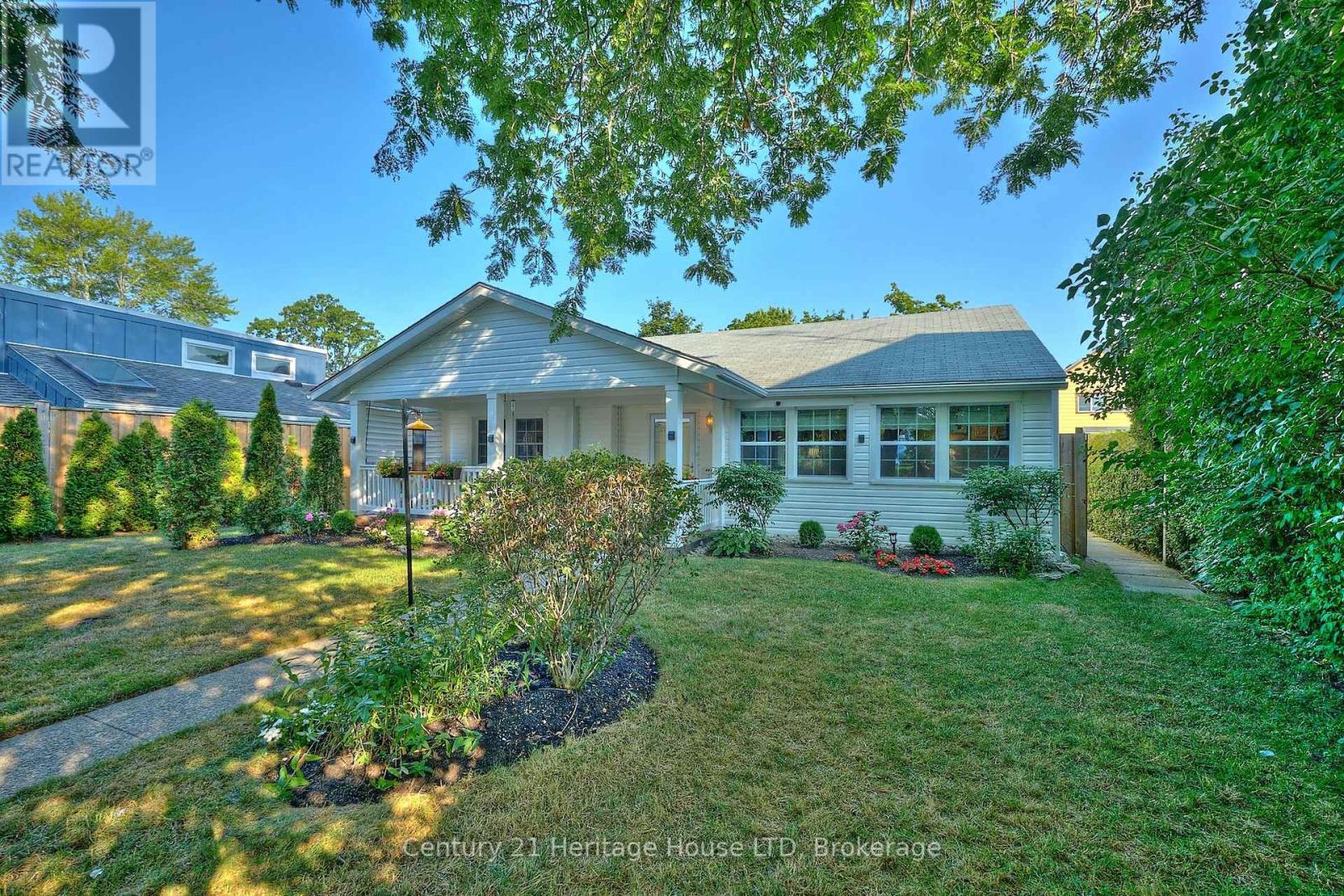 Photo 4 of 662 Lakeshore Road W, Fort Erie ON