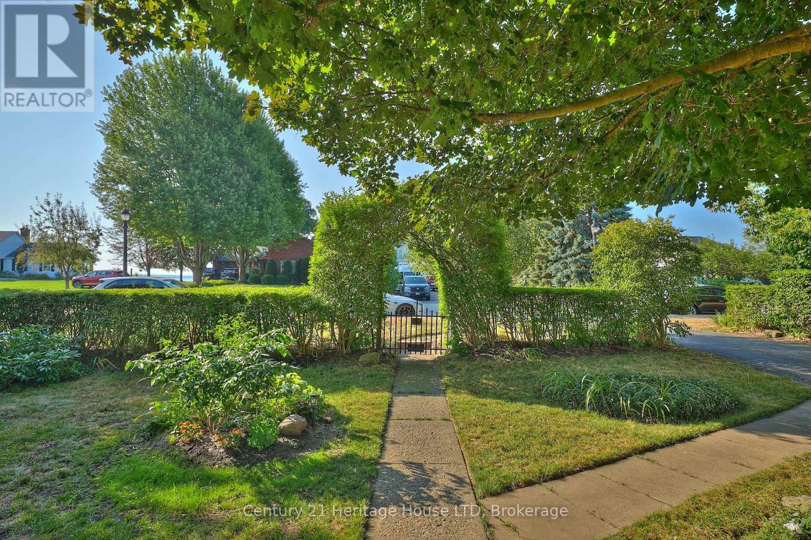 Photo 8 of 662 Lakeshore Road W, Fort Erie ON
