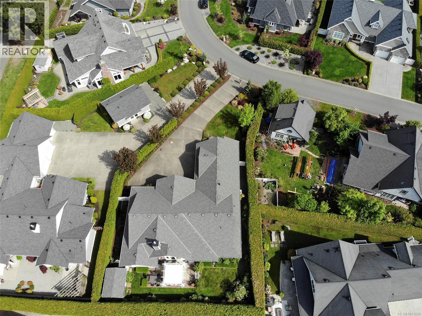 Photo 4 of 856 Bluffs Dr, Qualicum Beach BC