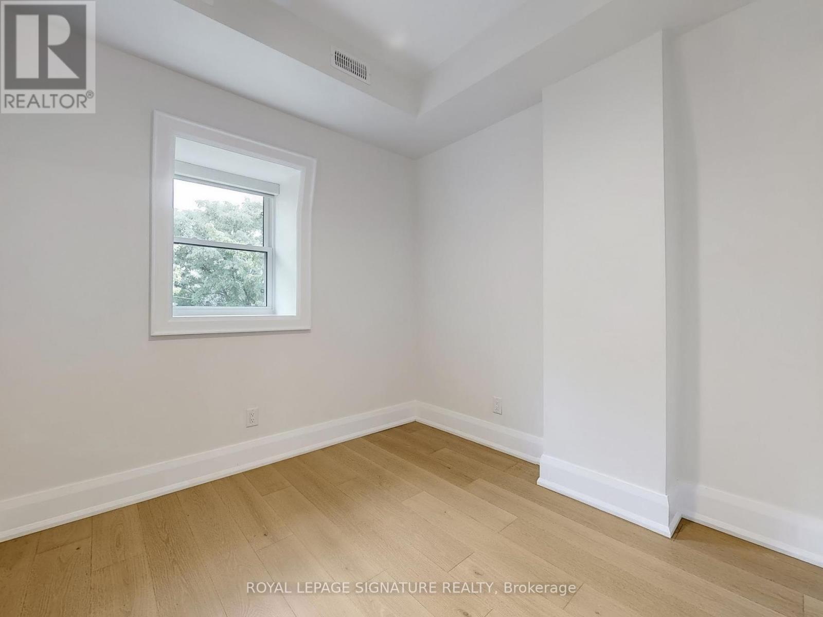 Photo 8 of 3 28 Beaconsfield Avenue, Toronto ON