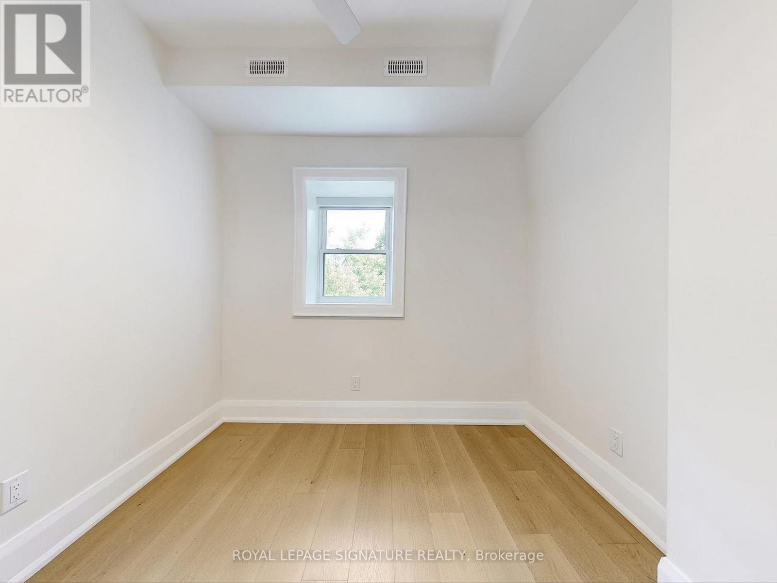 Photo 4 of 3 28 Beaconsfield Avenue, Toronto ON