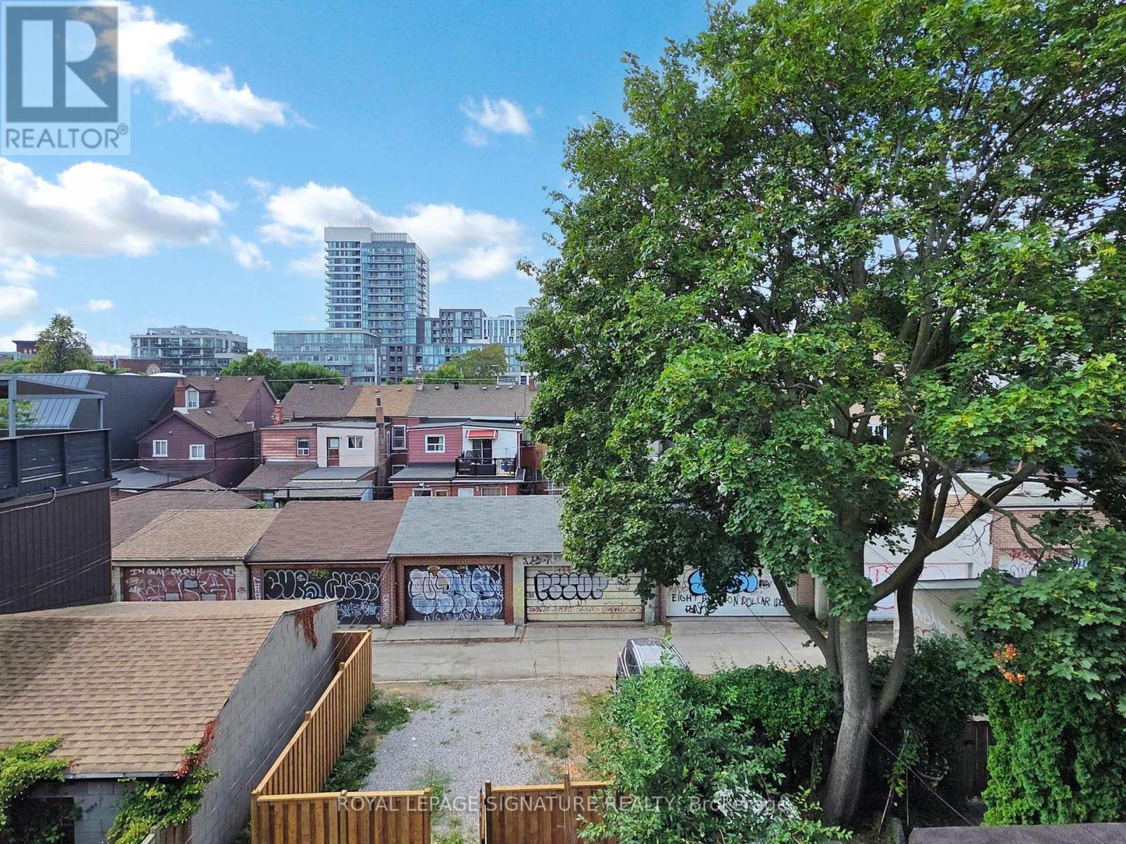Photo 6 of 3 28 Beaconsfield Avenue, Toronto ON