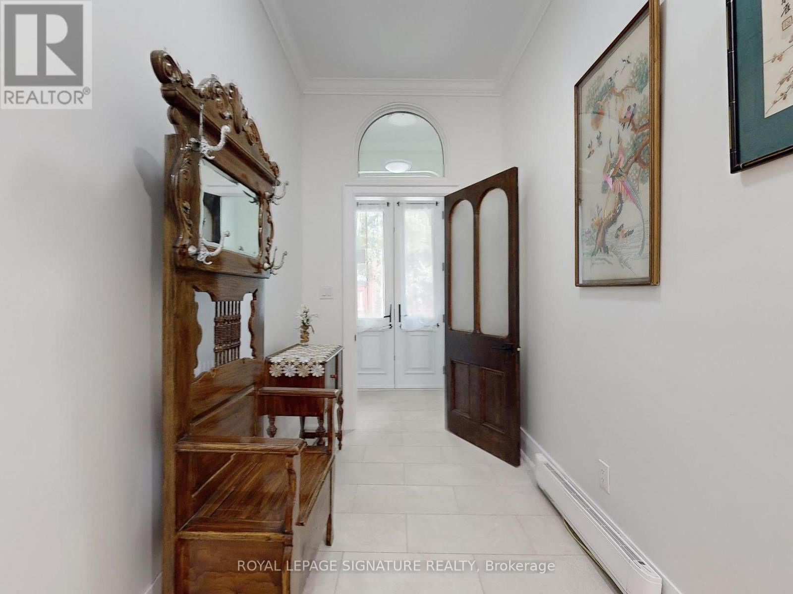 Photo 5 of 3 28 Beaconsfield Avenue, Toronto ON