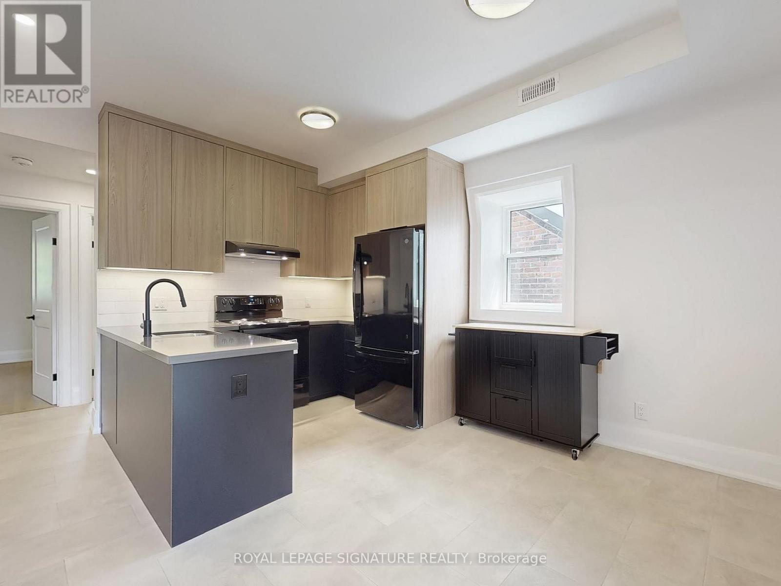 Photo 7 of 3 28 Beaconsfield Avenue, Toronto ON
