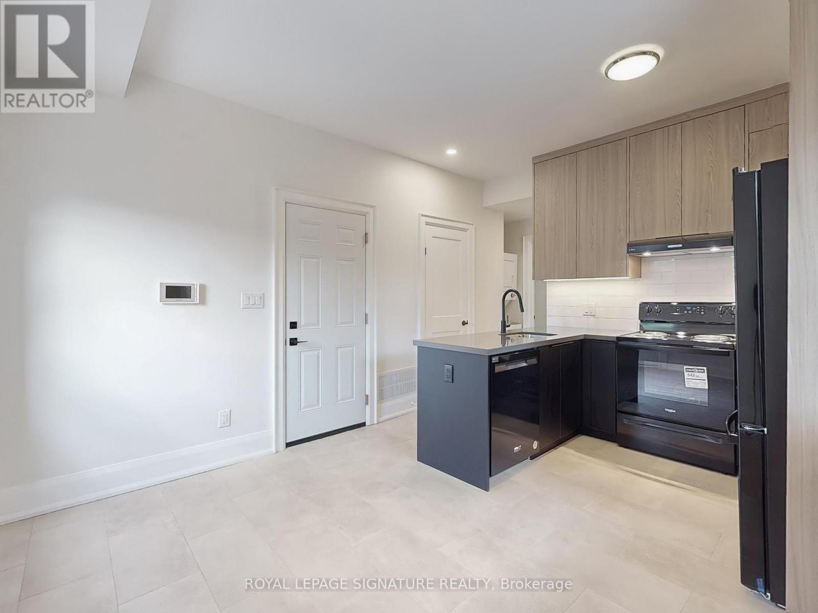 Photo 18 of 3 28 Beaconsfield Avenue, Toronto ON