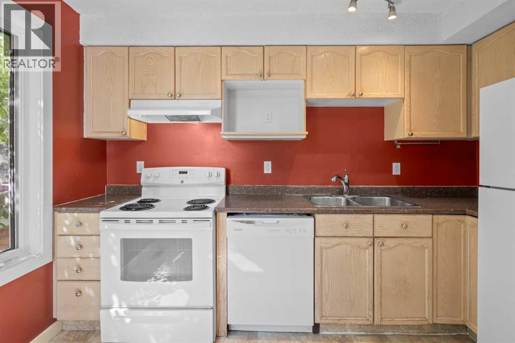 Photo 12 of 22 Coachway Gardens Sw, Calgary AB