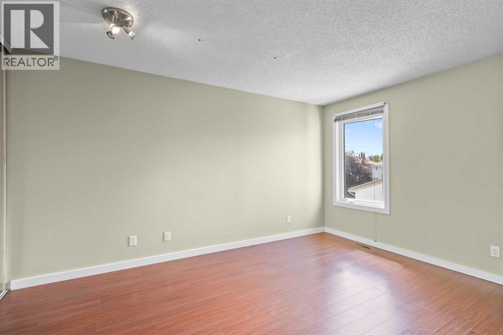 Photo 19 of 22 Coachway Gardens Sw, Calgary AB