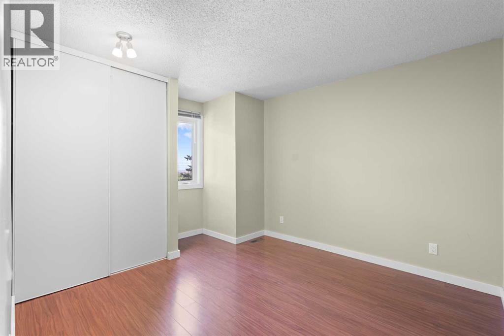 Photo 8 of 22 Coachway Gardens Sw, Calgary AB