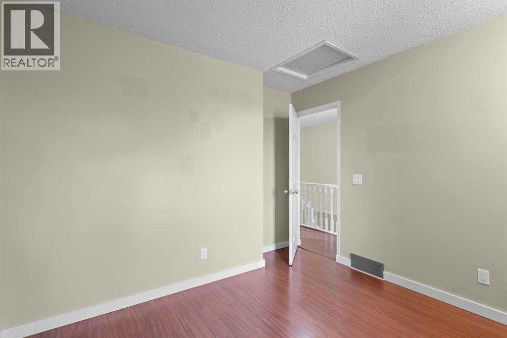 Photo 14 of 22 Coachway Gardens Sw, Calgary AB