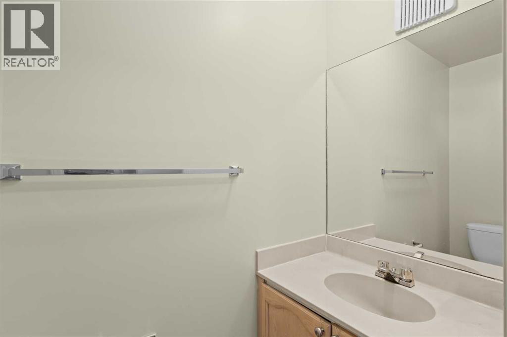 Photo 4 of 22 Coachway Gardens Sw, Calgary AB
