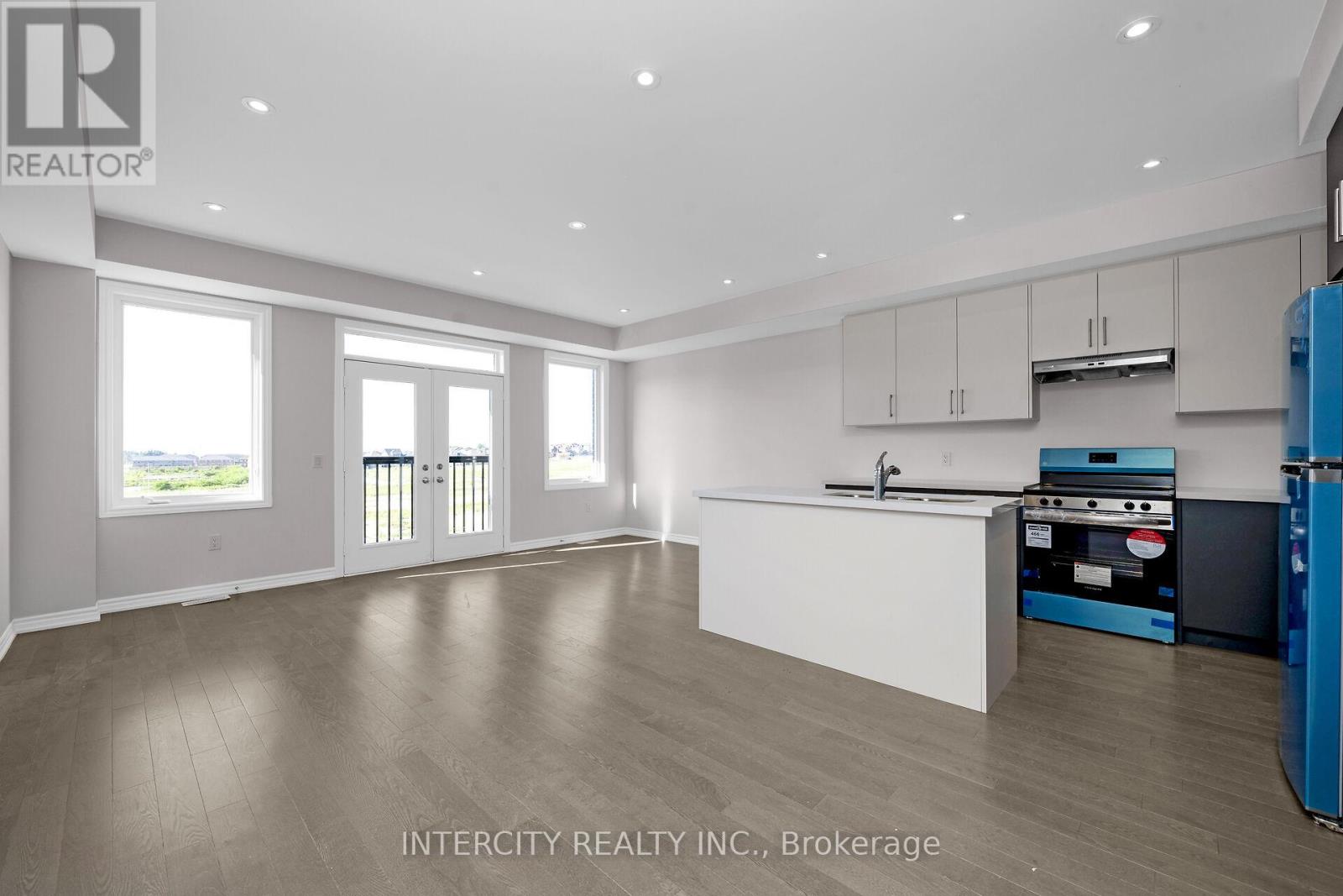 Photo 10 of 83 Puisaya Drive, Richmond Hill ON