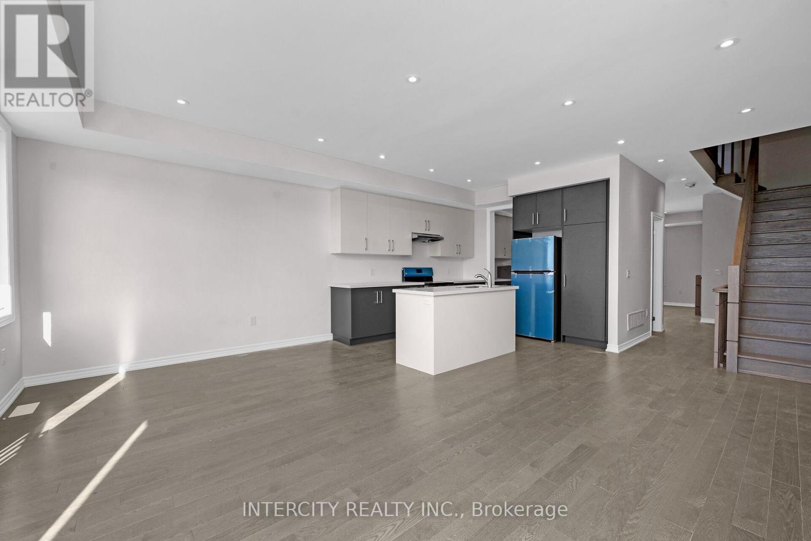 Photo 11 of 83 Puisaya Drive, Richmond Hill ON