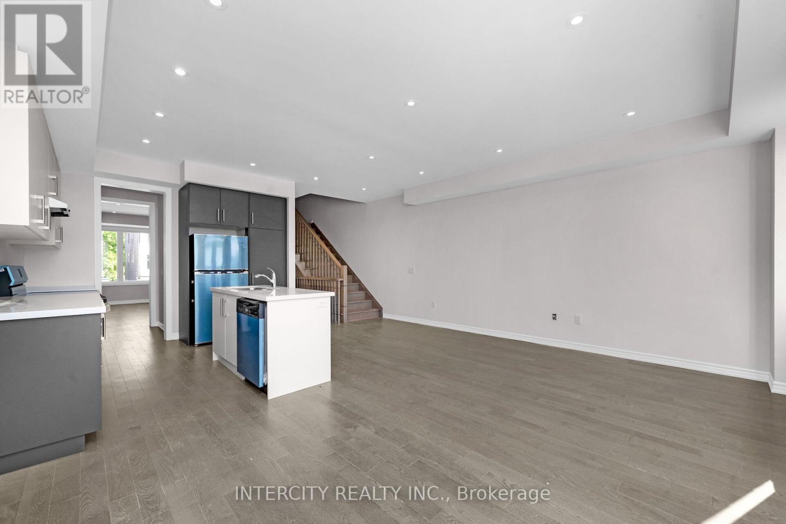 Photo 12 of 83 Puisaya Drive, Richmond Hill ON