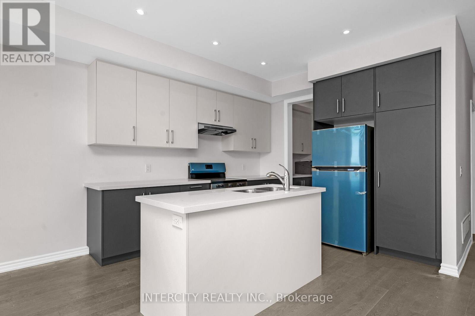 Photo 14 of 83 Puisaya Drive, Richmond Hill ON