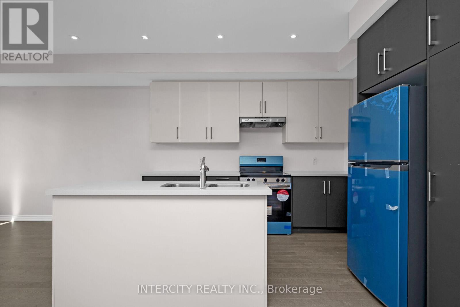 Photo 15 of 83 Puisaya Drive, Richmond Hill ON
