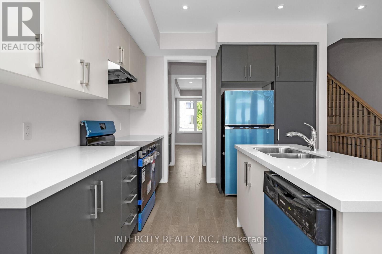 Photo 17 of 83 Puisaya Drive, Richmond Hill ON