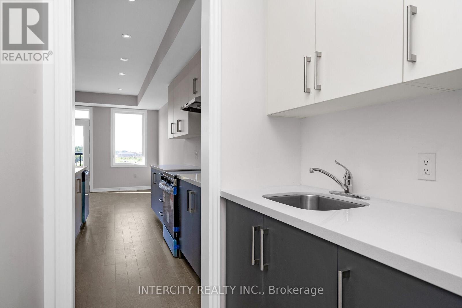 Photo 18 of 83 Puisaya Drive, Richmond Hill ON