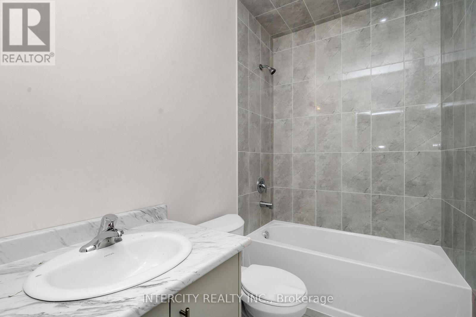 Photo 32 of 83 Puisaya Drive, Richmond Hill ON