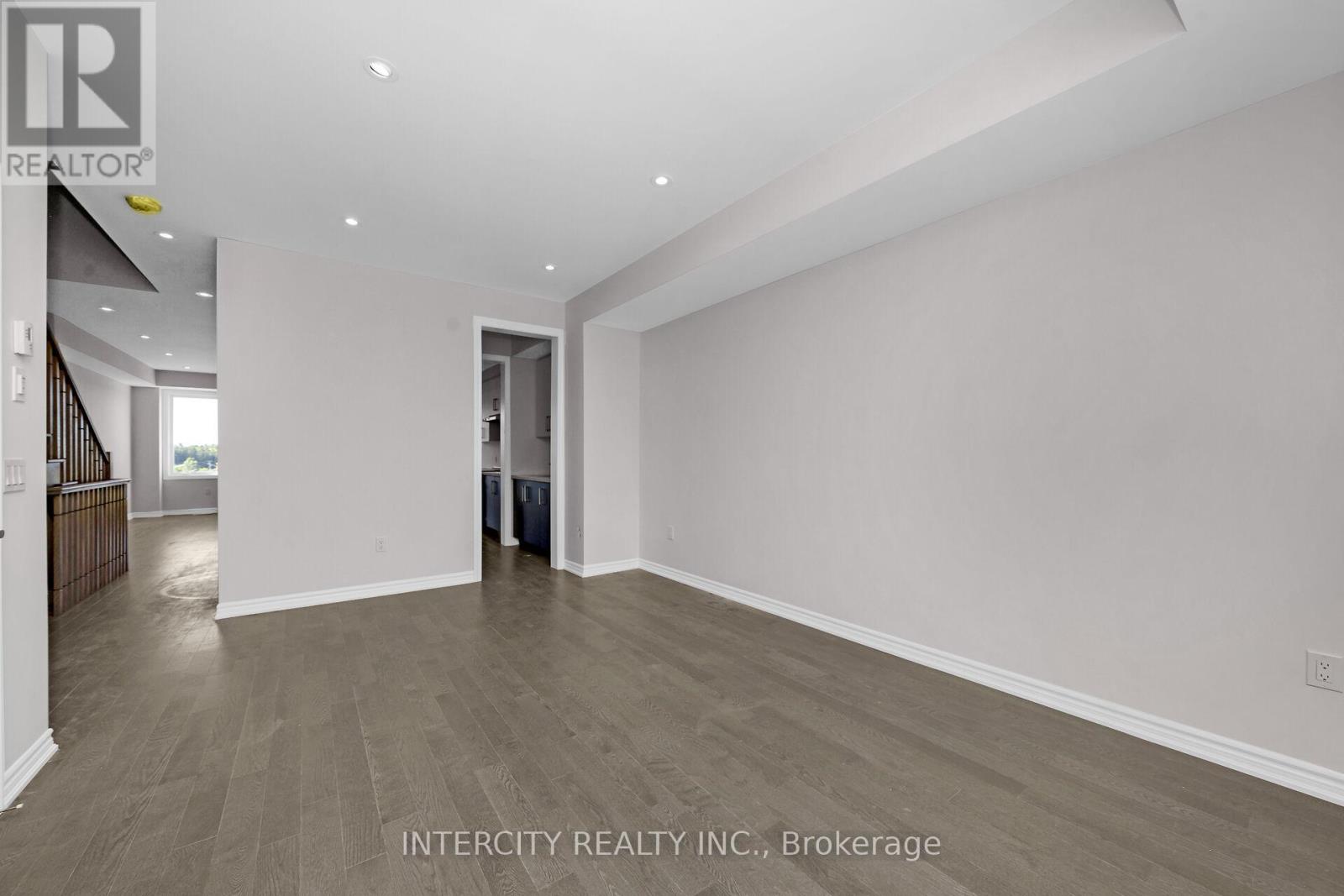 Photo 6 of 83 Puisaya Drive, Richmond Hill ON