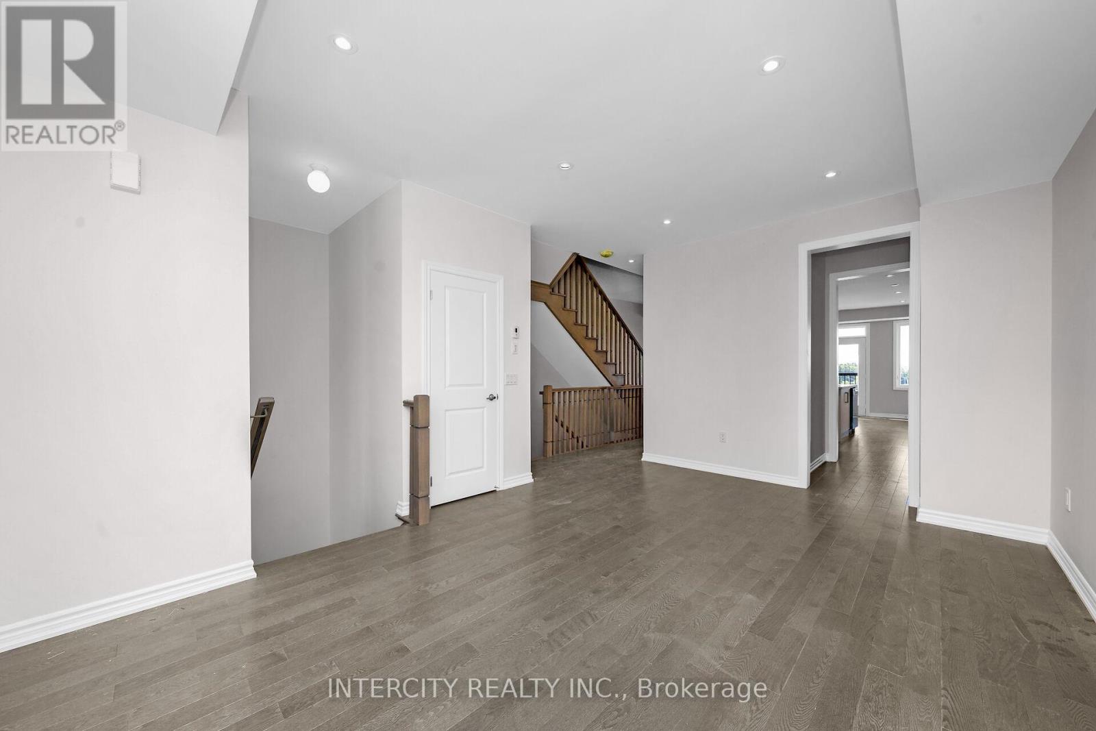 Photo 7 of 83 Puisaya Drive, Richmond Hill ON