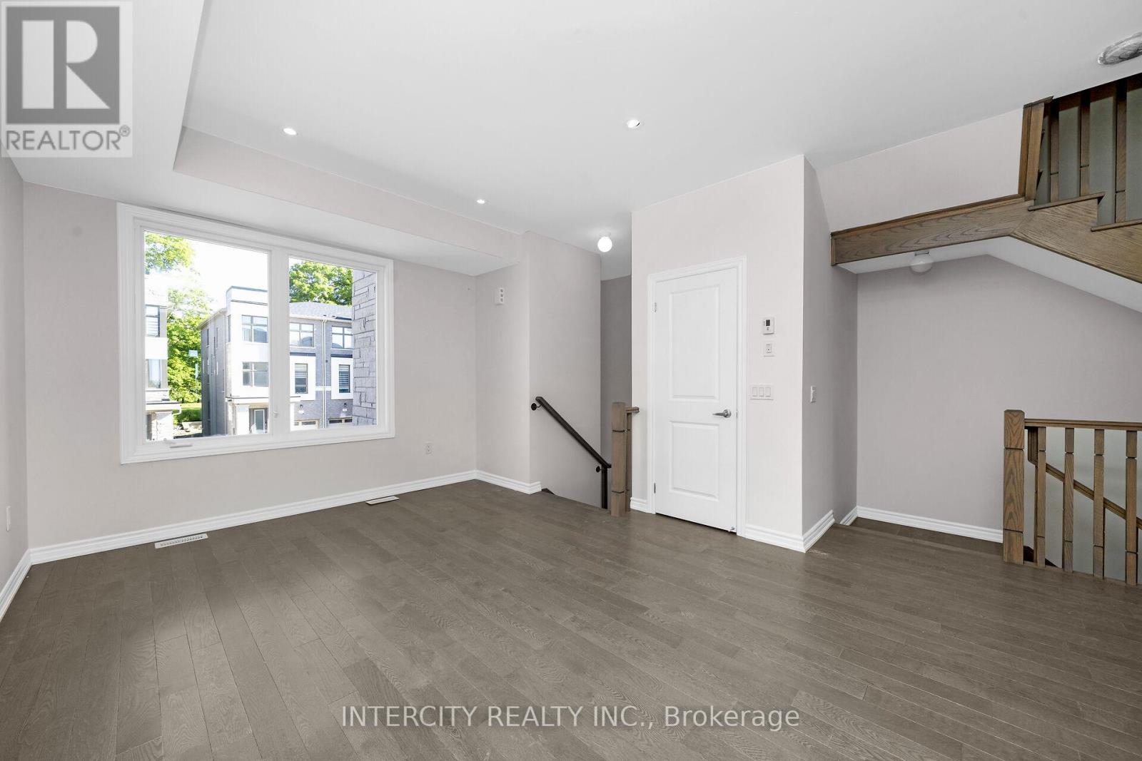 Photo 8 of 83 Puisaya Drive, Richmond Hill ON