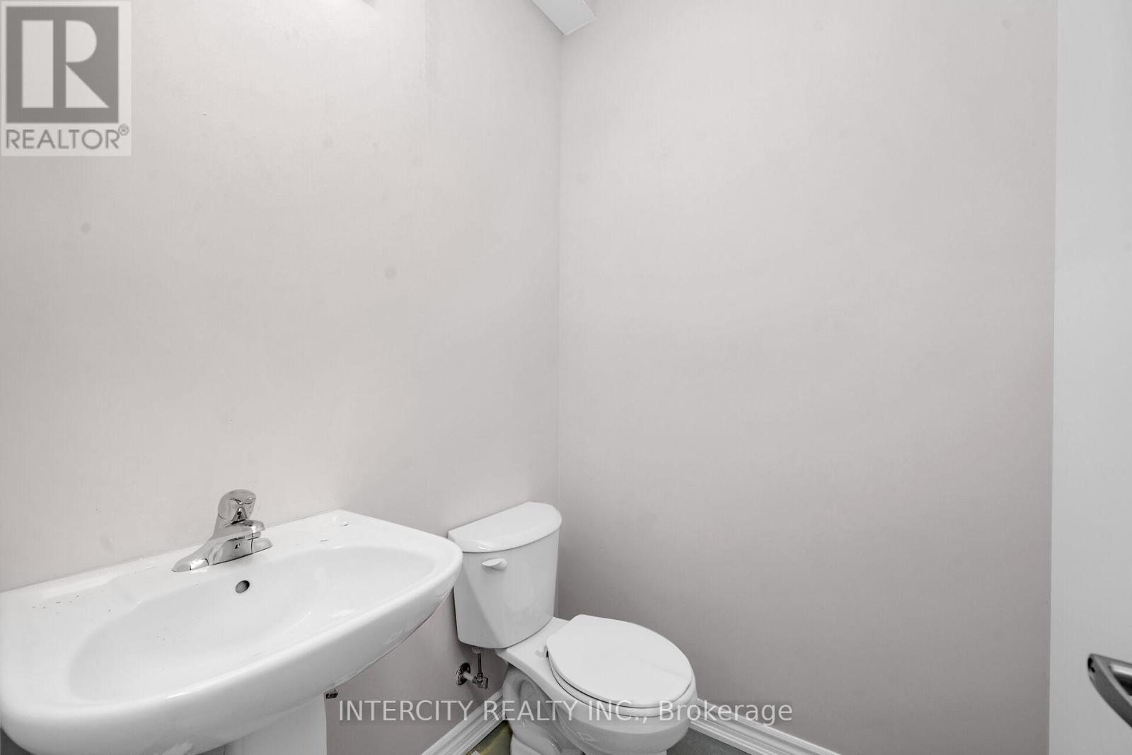 Photo 9 of 83 Puisaya Drive, Richmond Hill ON
