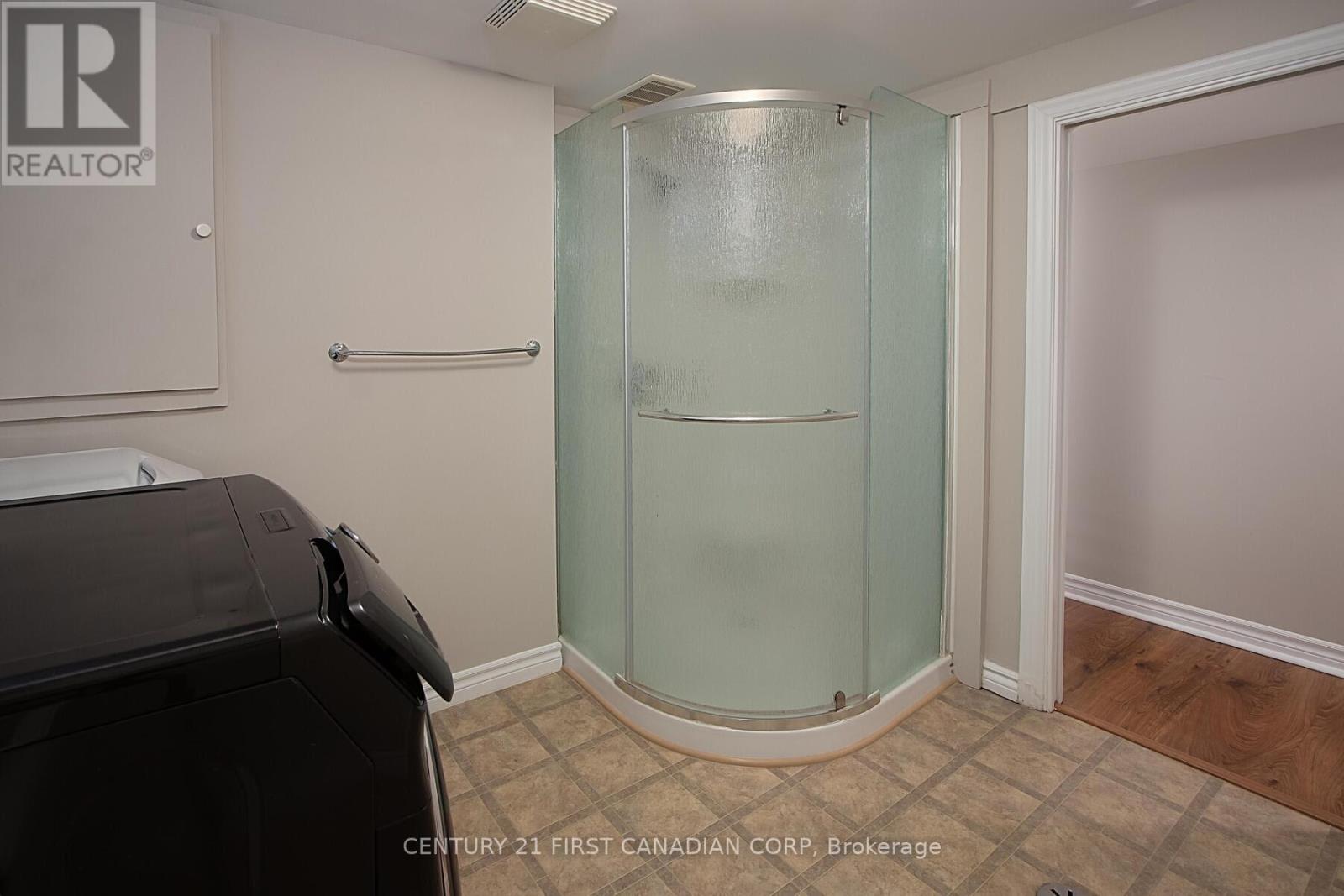 Photo 3 of 68 Nottinghill Crescent, London South ON
