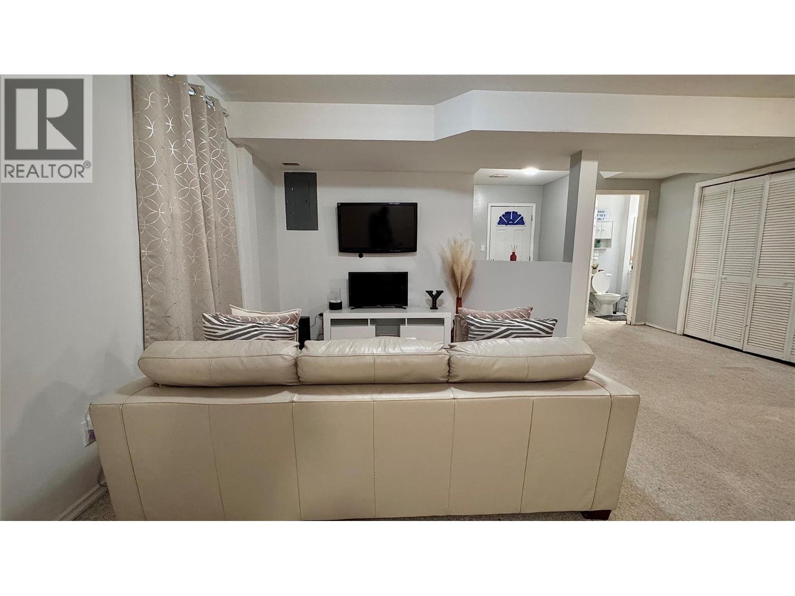 Photo 4 of 741 Dunrobin Drive, Kamloops BC