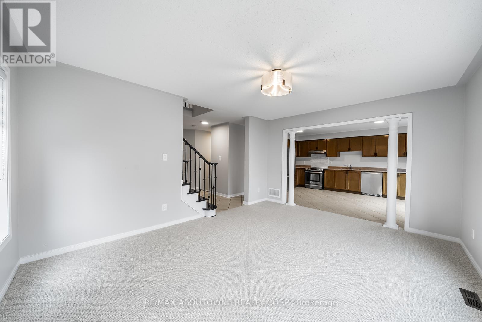 Photo 11 of 71 Cobblehill Crescent, Brampton ON