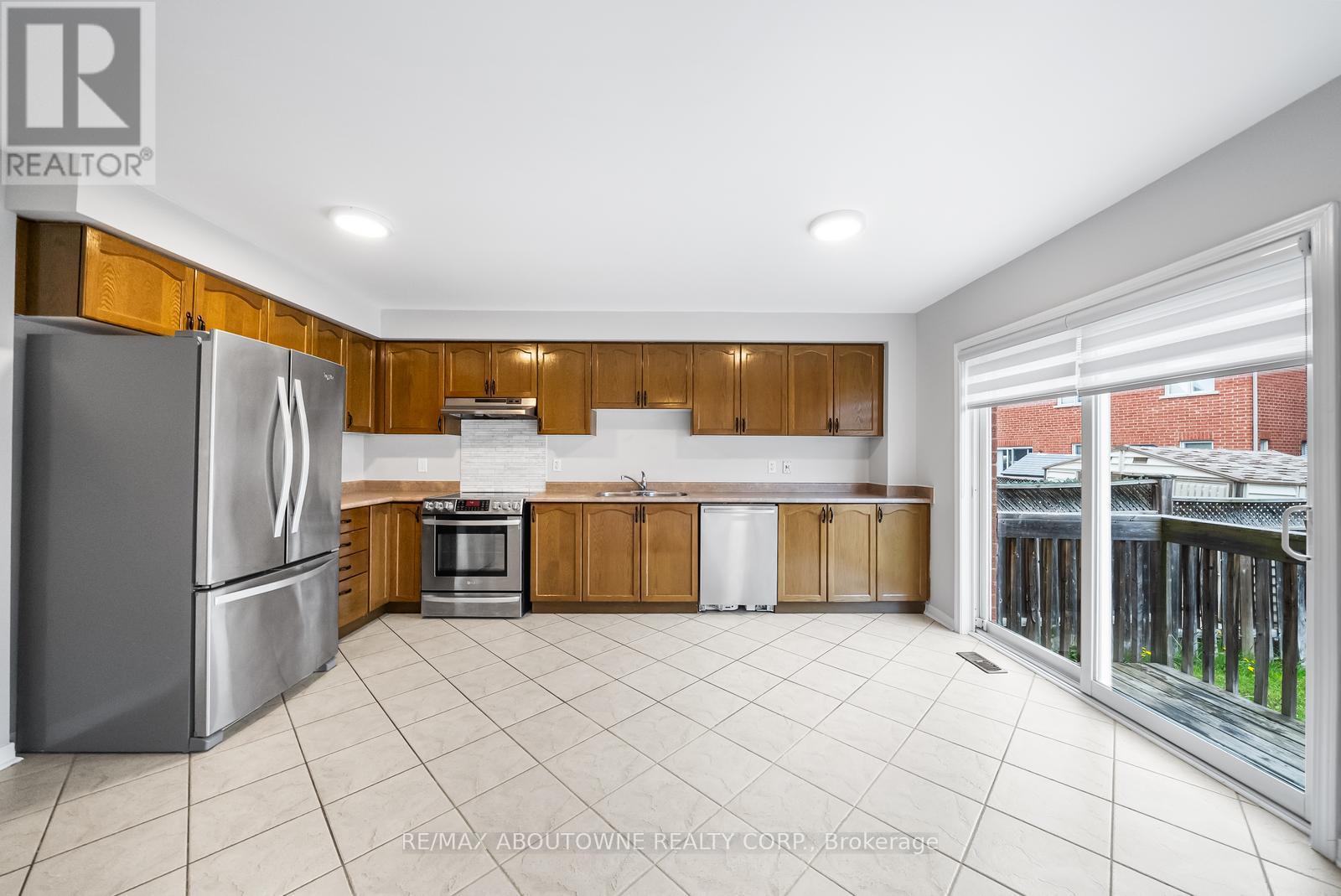 Photo 12 of 71 Cobblehill Crescent, Brampton ON