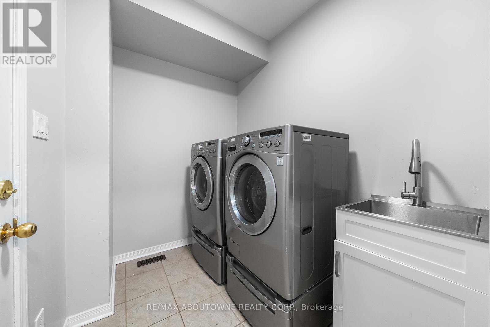 Photo 16 of 71 Cobblehill Crescent, Brampton ON