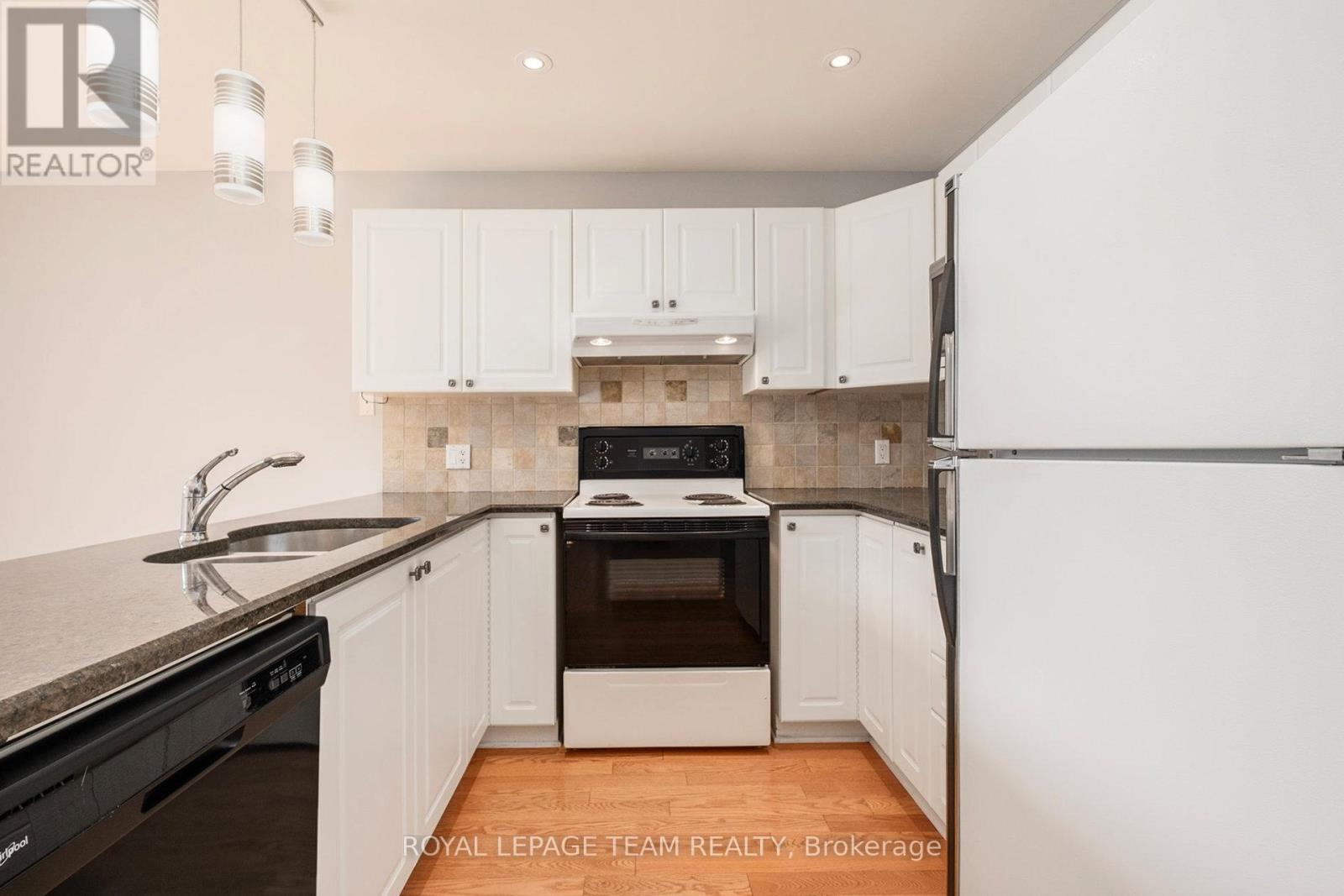 Photo 13 of 239 Markland Crescent, Ottawa ON