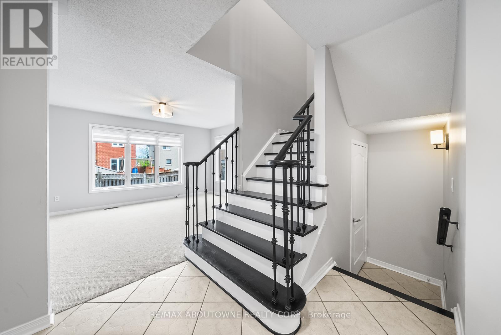 Photo 8 of 71 Cobblehill Crescent, Brampton ON