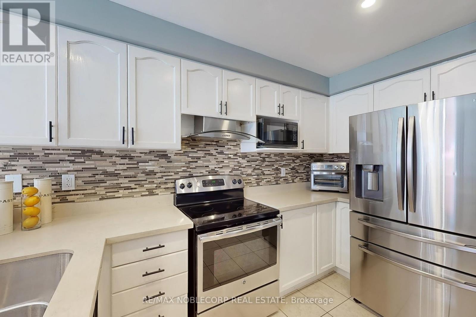 Photo 10 of 130 Rockgarden Trail, Brampton ON