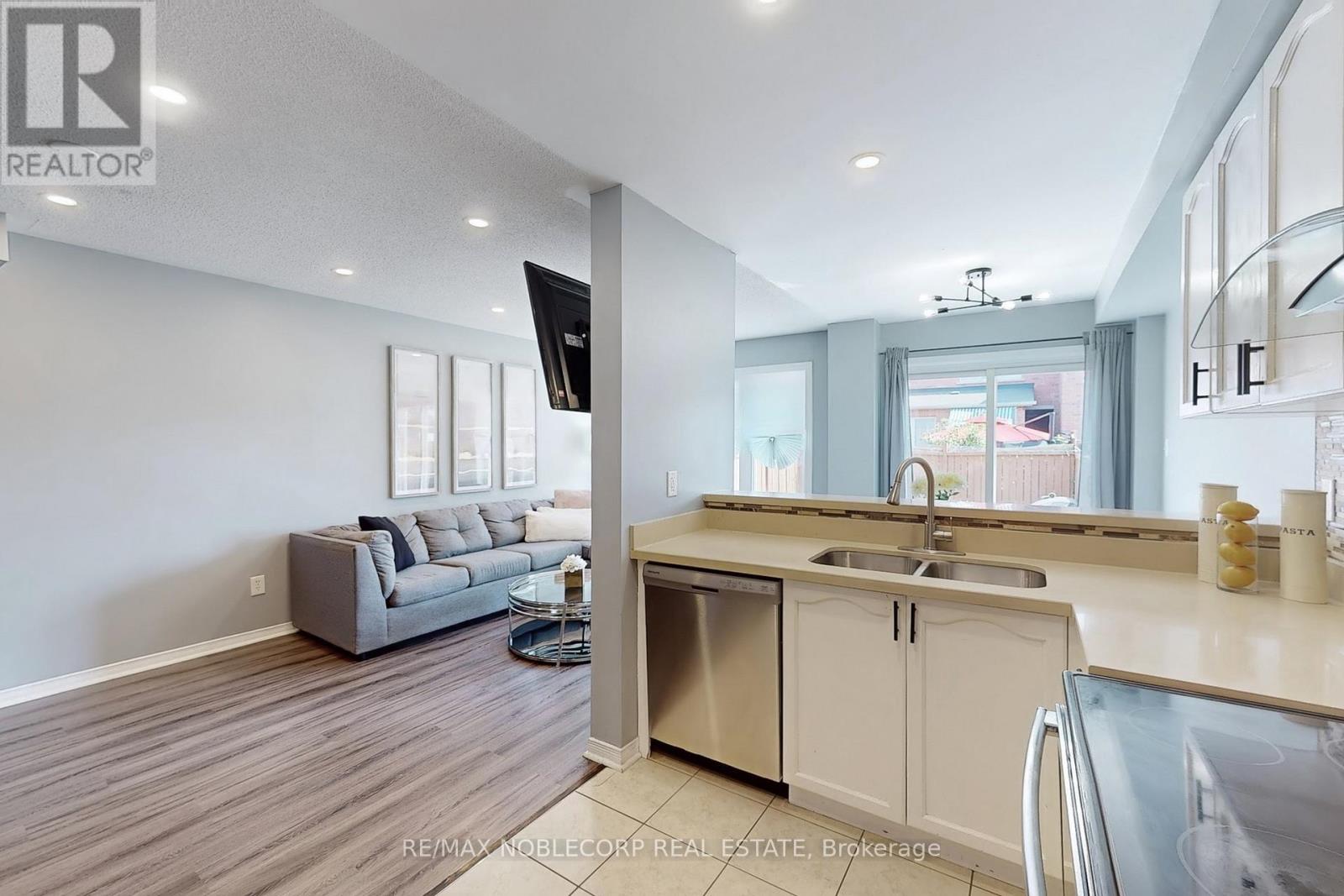 Photo 11 of 130 Rockgarden Trail, Brampton ON