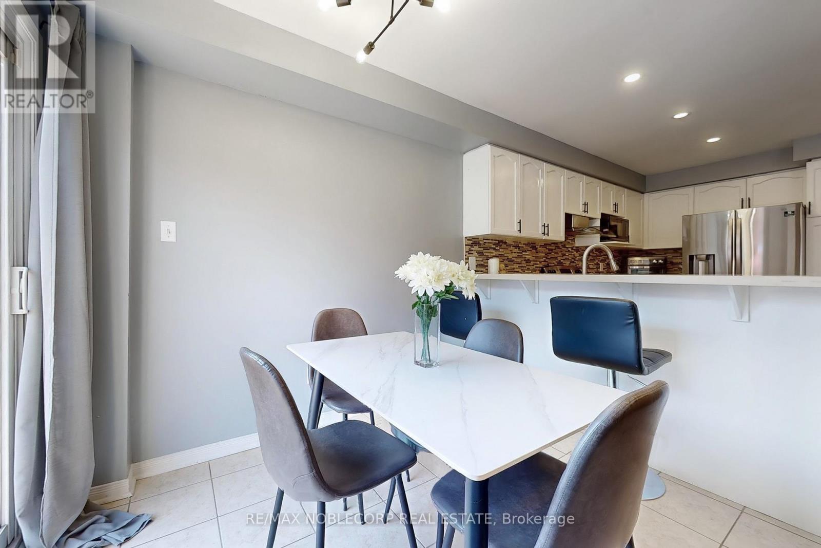 Photo 13 of 130 Rockgarden Trail, Brampton ON