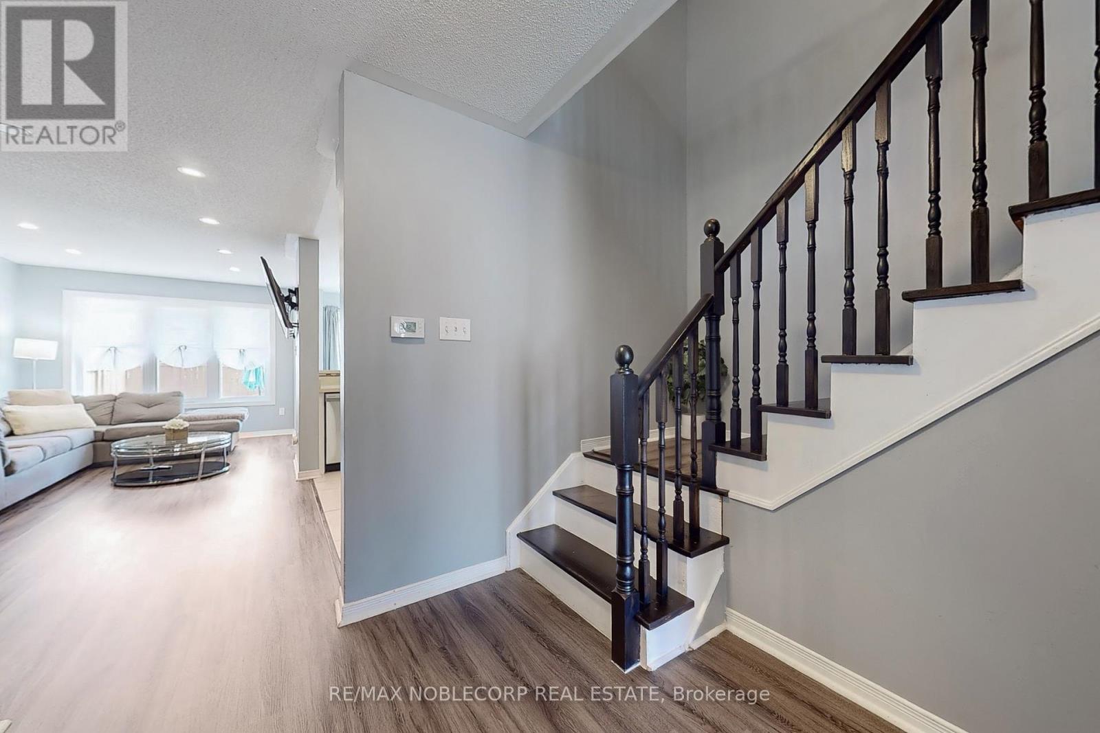 Photo 16 of 130 Rockgarden Trail, Brampton ON