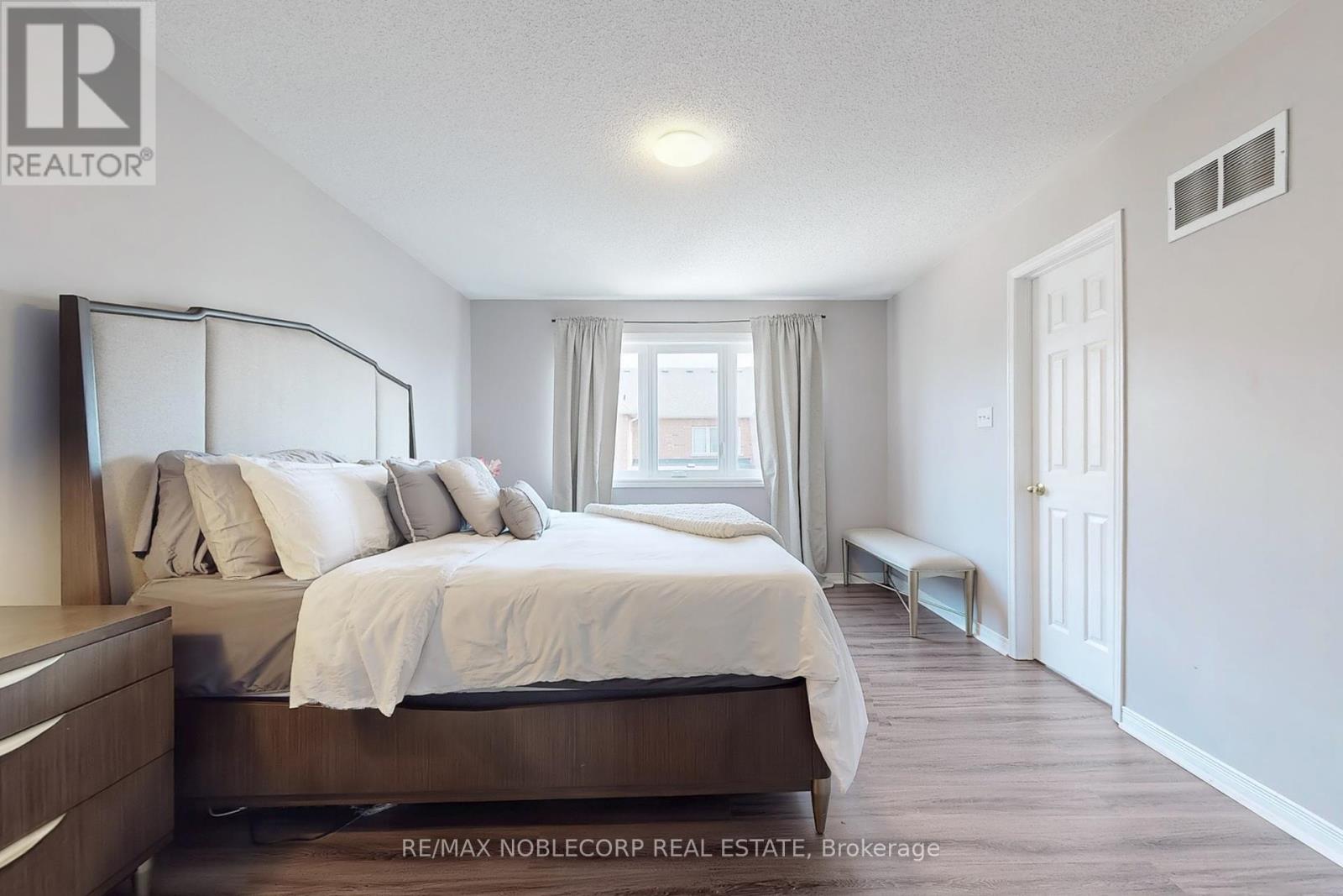 Photo 20 of 130 Rockgarden Trail, Brampton ON
