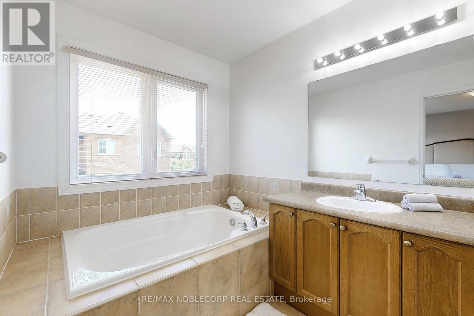 Photo 21 of 130 Rockgarden Trail, Brampton ON