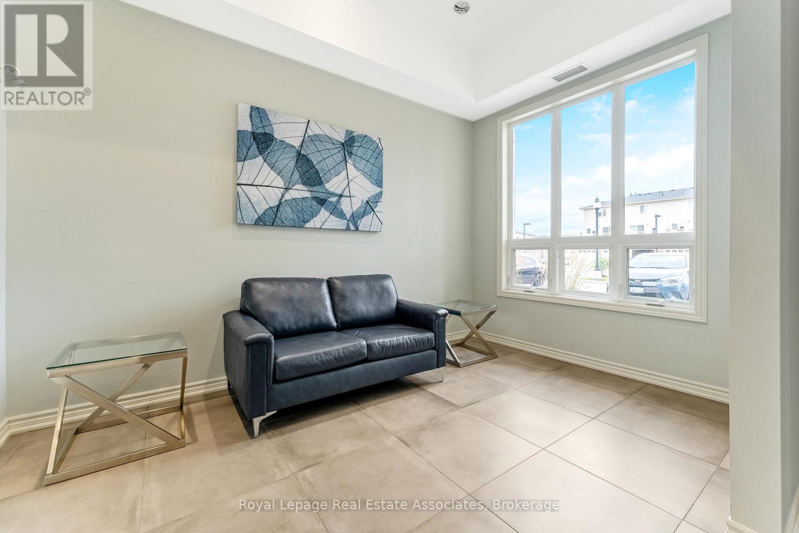 Photo 9 of 304 1370 Costigan Road, Milton ON