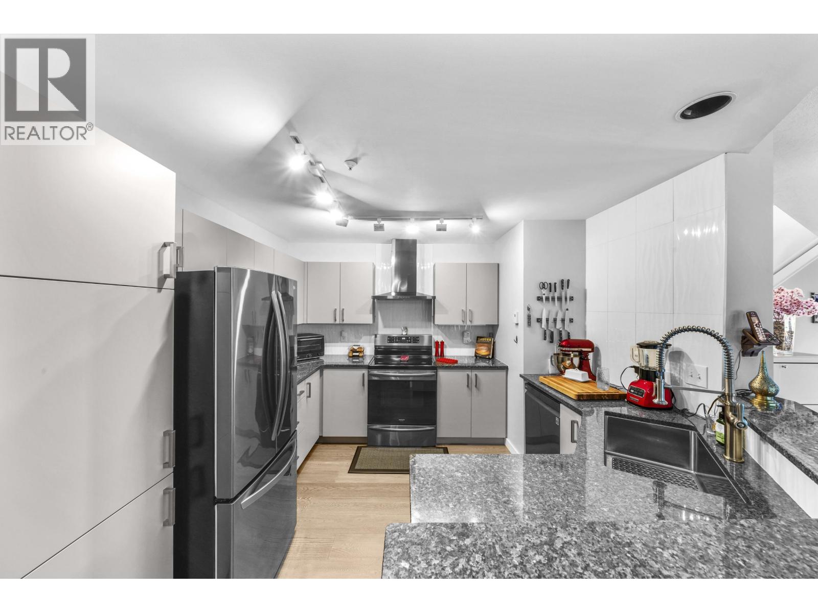 Photo 11 of 66 2422 Hawthorne Avenue, Port Coquitlam BC